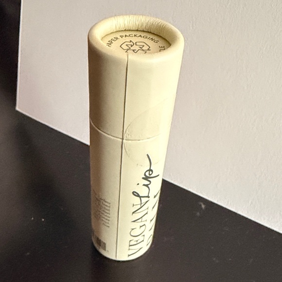 Free People Vegan Lip Balm Vanilla/Mint 🍃 - Picture 2 of 5